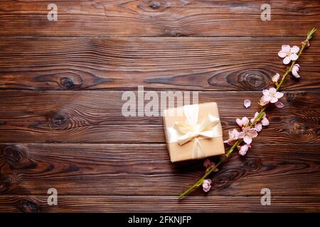 Bouquet de branches fleuries de printemps avec beaucoup de fleurs roses sur fond de bois brun foncé. Composition rustique, fleurs d'arbre sur table en bois d'époque, pr Banque D'Images