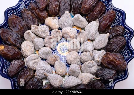 figues séchées saupoudrées de farine de riz et de dattes jumbo medjoul. Banque D'Images