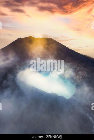 Vue d'en haut, vue panoramique imprenable sur le complexe volcanique d'Ijen pendant un beau lever de soleil et le lac de cratère acide turquoise en premier plan Banque D'Images