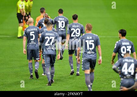 Milan, Italie. 1er mai 2021. Les joueurs de Benevento entrent sur le terrain de la série UN match entre AC Milan et Benevento à San Siro à Milan. (Crédit photo: Gonzales photo - Tommaso Fimiano). Banque D'Images