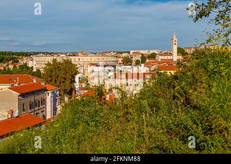 Vue sur Pula depuis la forteresse vénitienne Pula, comté d'Istria, Croatie, Adriatique, Europe Banque D'Images