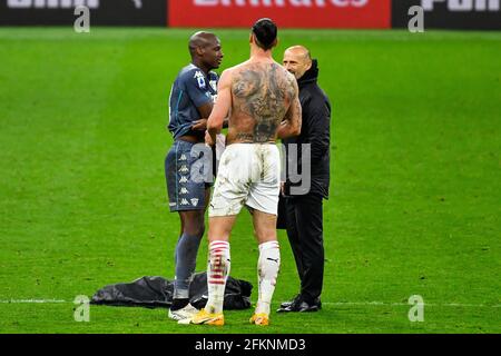 Milan, Italie. 1er mai 2021. Zlatan Ibrahimovic (11) de l'AC Milan et Bryan Dabo (14) de Benevento échangent des jerseys après la série UN match entre l'AC Milan et Benevento à San Siro à Milan. (Crédit photo: Gonzales photo - Tommaso Fimiano). Banque D'Images