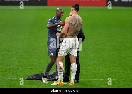 Milan, Italie. 1er mai 2021. Zlatan Ibrahimovic (11) de l'AC Milan et Bryan Dabo (14) de Benevento échangent des jerseys après la série UN match entre l'AC Milan et Benevento à San Siro à Milan. (Crédit photo: Gonzales photo - Tommaso Fimiano). Banque D'Images