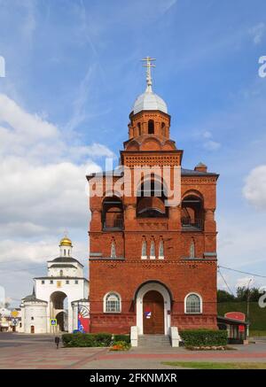 Église de la Trinité (ou Troitskaya) et porte d'or. Vladimir, Russie. Banque D'Images