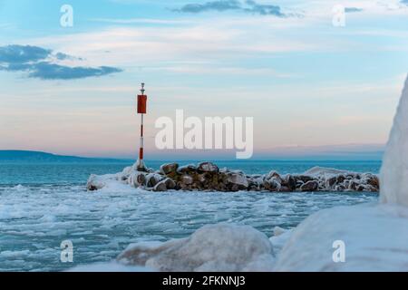 Photo panoramique du lac Balaton en Hongrie couvert glace pendant l'hiver Banque D'Images