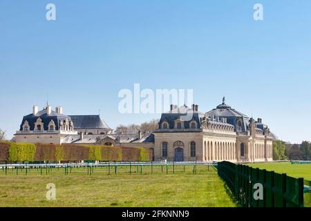 Chantilly, France - avril 25 2021 : les grandes écuries, siège du Musée vivant du Cheval (en français : Musée vivant du Cheval). Banque D'Images