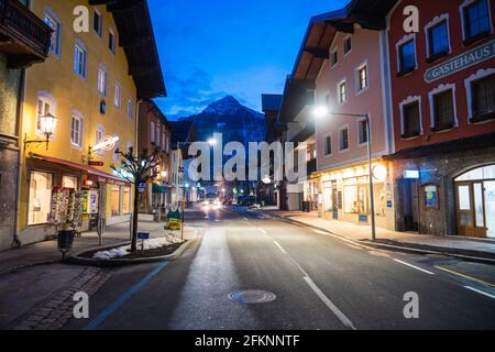 Golling, Autriche - 1er février 2021 : Golling an der Salzach Town dans le Tennengau de Salzbourg, Autriche de nuit, Markt Street à Dusk avec les vieilles maisons Banque D'Images