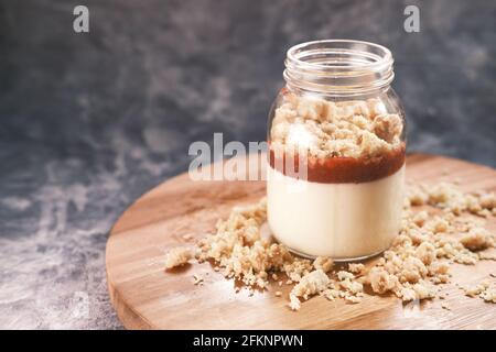 un bocal de gâteaux au fromage à la fraise Banque D'Images