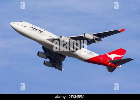 L'avion de ligne à jet géant Qantas Boeing 747 VH-OJN décollage de l'aéroport de Londres Heathrow, Royaume-Uni. Vol de LongReach à destination de l'Australie. Déplacement longue distance Banque D'Images