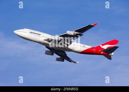 L'avion de ligne à jet géant Qantas Boeing 747 VH-OJN décollage de l'aéroport de Londres Heathrow, Royaume-Uni. Vol de LongReach à destination de l'Australie. Déplacement longue distance Banque D'Images