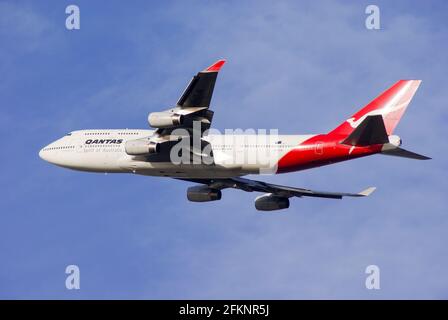 L'avion de ligne à jet géant Qantas Boeing 747 VH-OJN décollage de l'aéroport de Londres Heathrow, Royaume-Uni. Vol de LongReach à destination de l'Australie. Déplacement longue distance Banque D'Images