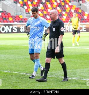 Londres, Royaume-Uni. 03ème mai 2021. L'arbitre Lee Mason parle au gardien de but de Watford Daniel Bachmann avant que la pénalité ne soit prise lors du match de championnat EFL Sky Bet entre Brentford et Watford au stade communautaire de Brentford, Londres, Angleterre, le 1er mai 2021. Photo de Ken Sparks. Utilisation éditoriale uniquement, licence requise pour une utilisation commerciale. Aucune utilisation dans les Paris, les jeux ou les publications d'un seul club/ligue/joueur. Crédit : UK Sports pics Ltd/Alay Live News Banque D'Images