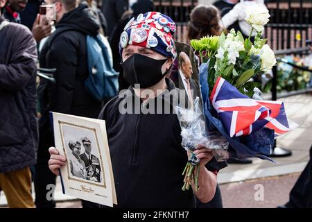 Royal Fan rend hommage au prince Philip à l'extérieur du palais de la dépoque après l'annonce de sa mort. Banque D'Images