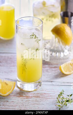 Cocktail d'été facile (Limoncello) jus de citron frais, vodka et club soda ou eau pétillante. Cette boisson est le meilleur moyen de se rafraîchir par temps chaud. Banque D'Images