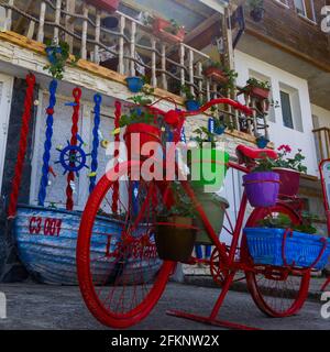 roue rouge artistique dans la rue Banque D'Images