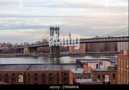 Pont de Manhattan traversant East River, depuis Brooklyn Side, New York. Banque D'Images