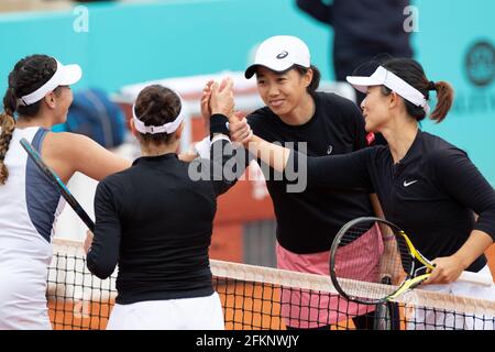 (210503) -- MADRID, 3 mai 2021 (Xinhua) -- Zhang Shuai (2e R)/Xu Yifan (1er R) de la Chine serrer la main avec Sharon Fichman (2e L) du Canada/Giuliana Olmos du Mexique après les doubles féminins 2e tour entre Zhang Shuai/Xu Yifan de la Chine et Sharon Fichman/Giuliana Olmos du Mexique à Madrid Open à Caja Majica, en Espagne, mai 2021, 3. (Xinhua/Meng Dingbo) Banque D'Images