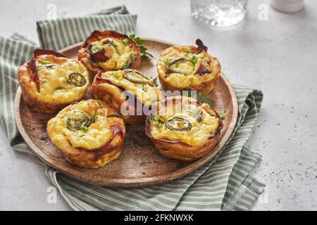 Muffins aux oeufs bacon jalapeno, faible en glucides, de l'alimentation cétogène Banque D'Images