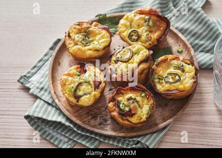 Muffins aux oeufs bacon jalapeno, faible en glucides, de l'alimentation cétogène Banque D'Images