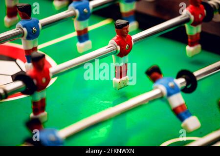 Figurines de joueurs de football gros plan sur un jeu de baby-foot tableau Banque D'Images