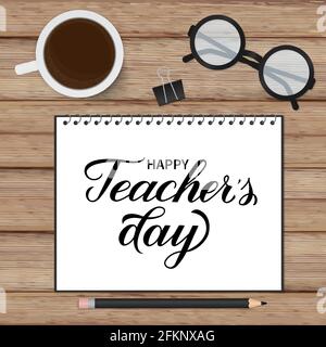 Joyeux jour des enseignants calligraphie main écrite dans un bloc-notes. Fond de texture en bois, verres, tasse de café et papeterie. Modèle vectoriel pour la typographie Illustration de Vecteur