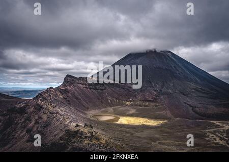 Mount Doom a.k.a. comme Mont Ngauruhoe en Nouvelle-Zélande près du Mont Tongariro et du croisement alpin Banque D'Images