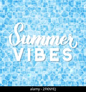 L'été vibes calligraphie moderne lettrage sur bleu piscine ondulation eau fond. Affiche typographique de citation inspirée. Facile à éditer le vecteur te Illustration de Vecteur