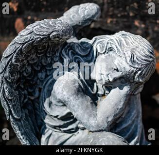 Foyer étroit et sélectif d'une statuette d'ange dans un cour arrière privée avec profondeur de champ intentionnel peu profonde et bokeh Banque D'Images