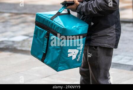 Deliveroo Hot Sunday déjeuners sur commande par une journée froide et humide dans le centre-ville de Preston.Crédit; MediaWorldImages/AlamyLiveNews Banque D'Images