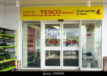 Panneau de bienvenue Biligual English & Scottish Gaelic au-dessus de l'entrée du supermarché Tesco à Ullapool, Highlands of Scotland. Banque D'Images