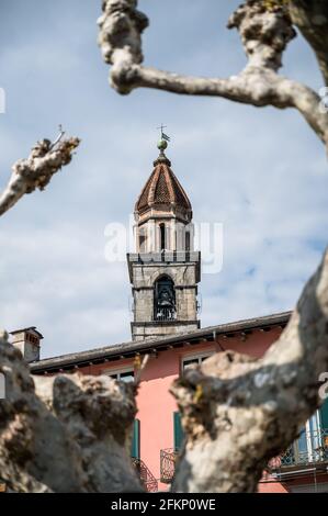 clocktower de Chiesa parrocchiale dei Santi Pietro e Paolo à Ascona, Tessin Banque D'Images