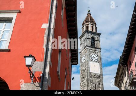 clocktower de Chiesa parrocchiale dei Santi Pietro e Paolo à Ascona, Tessin Banque D'Images