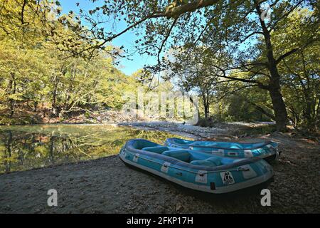 Paysage pittoresque avec des bateaux de rafting sur les rives de la rivière Voidomatis à Zagori, Epirus Grèce. Banque D'Images