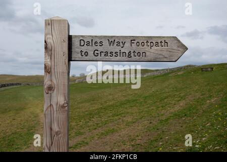 Panneau en bois à Grassington sur le sentier longue distance de la route des Dales dans le parc national de Yorkshire Dales, Angleterre, Royaume-Uni. Banque D'Images