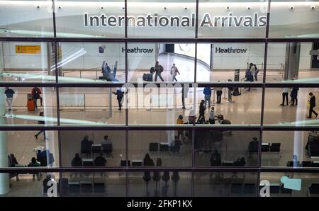 Londres, Royaume-Uni. 3 mai 2021. Passagers arrivant au terminal 2. Les vacances pour les loisirs pourraient reprendre le 17 mai. Un groupe de députés de l'ensemble des partis disent que les vacances à l'étranger devraient être découragées pour arrêter une troisième vague. Un système de feux de circulation doit être mis en place avec des pays ajoutés aux listes verte, orange et rouge. Le gouvernement est sur le point d'annoncer le nouveau système sous peu. Credit: Tommy London/Alay Live News Banque D'Images