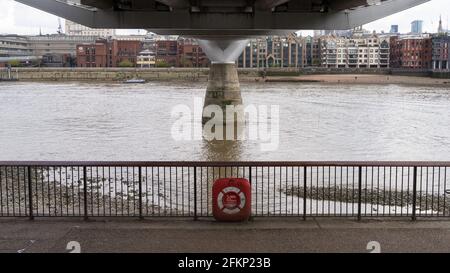 La vue sous le pont du millénaire lors d'une journée de débordement à marée basse. Londres Banque D'Images