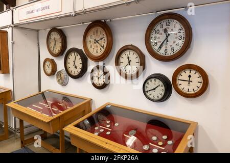 Collection d'anciennes horloges de chemin de fer d'époque de diverses gares dans le Musée de la gare de Varsovie, Pologne Banque D'Images