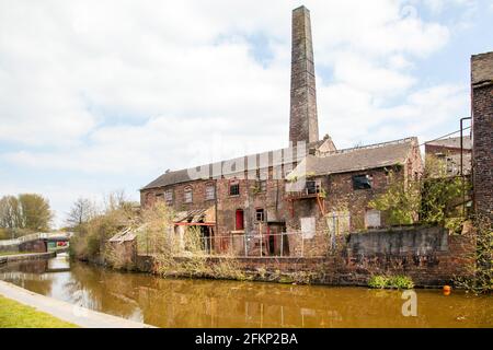 Le vieux four à bouteilles désutilisé à l'ancien prix et La poterie de Kensington travaille sur les rives de la Trent et Canal Mersey à Longport Stoke on Trent Banque D'Images