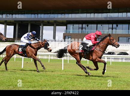 Castle Star, criblé par le jockey Chris Hayes, remporte la COURSE DE GAIN First Filer Stakes avec Loveday, criblé par le jockey Billy Lee second au Curragh Racecourse. Date de la photo: Lundi 3 mai 2021. Banque D'Images