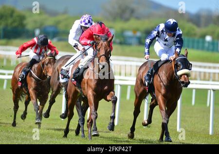 Castle Star, criblé par le jockey Chris Hayes (au centre), remporte la COURSE DE GAIN First Filer Stakes à l'hippodrome de Curragh. Date de la photo: Lundi 3 mai 2021. Banque D'Images