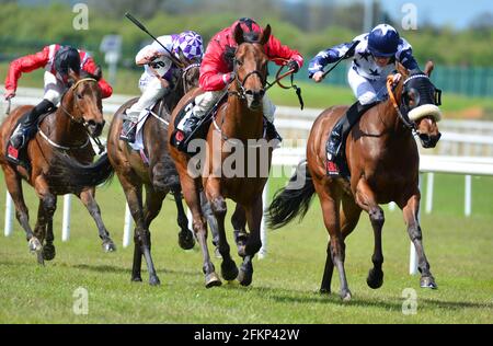 Castle Star, criblé par le jockey Chris Hayes (au centre), remporte la COURSE DE GAIN First Filer Stakes à l'hippodrome de Curragh. Date de la photo: Lundi 3 mai 2021. Banque D'Images