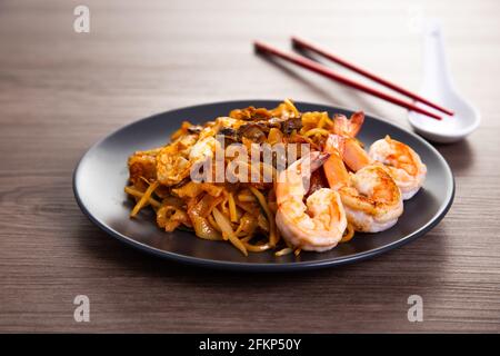 Une délicieuse nouilles de riz plat frites épicée, également connue sous le nom de « char kuew teow », célèbre parmi les malaisiens. Banque D'Images