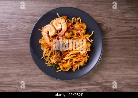 Une délicieuse nouilles de riz plat frites épicée, également connue sous le nom de « char kuew teow », célèbre parmi les malaisiens. Banque D'Images