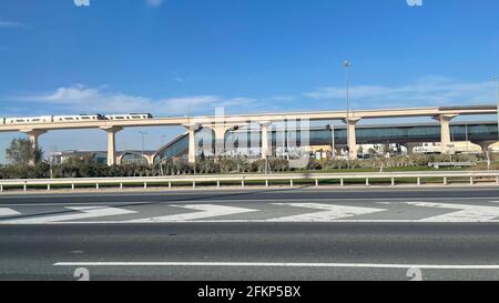 Vue sur le survol du métro à la galerie marchande Dukhan Road Qatar. Banque D'Images