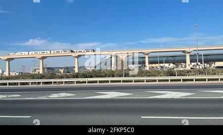 Vue sur le survol du métro à la galerie marchande Dukhan Road Qatar. Banque D'Images