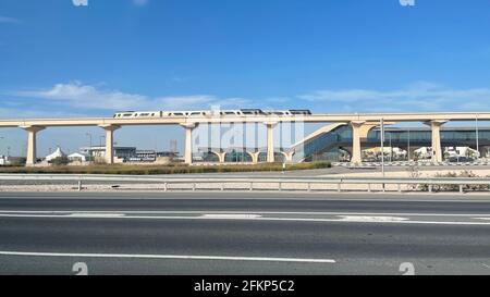 Vue sur le survol du métro à la galerie marchande Dukhan Road Qatar. Banque D'Images