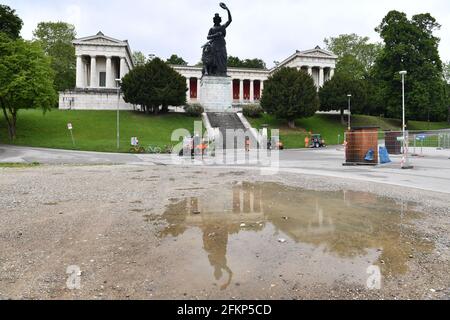 Munich, Allemagne. 03ème mai 2021. En raison de la pandémie du coronavirus: L'Oktoberfest tombera aussi en 2021 de Theresienwiese à Muenchen, Hall of Fame avec la statue de Bavière. Le 05/14/2020. Après l'annulation de l'Oktoberfest, rien ne se passe sur l'immense champ de foire. | utilisation dans le monde crédit: dpa/Alay Live News Banque D'Images