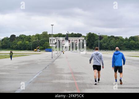 Munich, Allemagne. 03ème mai 2021. En raison de la pandémie du coronavirus: L'Oktoberfest tombera également en 2021 de Theresienwiese à Muenchen, Hall of Fame avec la statue de Bavière. Le 05/14/2020. Après l'annulation de la Wiesn, l'Oktoberfest, les cyclistes et les marcheurs se dévont sur l'immense parc d'expositions. | utilisation dans le monde crédit: dpa/Alay Live News Banque D'Images