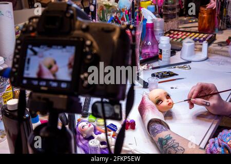 Strasburg, Allemagne. 29 avril 2021. La couturier Elisa Lange peint la poupée manga 'Lylla' qu'elle a conçue dans l'atelier. L'homme de 32 ans diffuse son travail sur Internet et fournit maintenant des clients partout dans le monde. Elle a déjà remporté des fans aux États-Unis, au Japon et au Canada avec sa poupée de bal et de socket 'Lylla'. Les fans de poupées peuvent suivre la création de poupées et de vêtements sur sa chaîne YouTube. Credit: Jens Büttner/dpa-Zentralbild/ZB/dpa/Alay Live News Banque D'Images