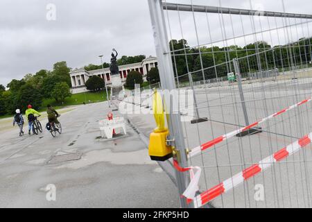 Munich, Allemagne. 03ème mai 2021. En raison de la pandémie du coronavirus: L'Oktoberfest tombera également en 2021 de Theresienwiese à Muenchen, Hall of Fame avec la statue de Bavière. Le 05/14/2020. Après l'annulation de la Wiesn, l'Oktoberfest, les cyclistes et les marcheurs se dévont sur l'immense parc d'expositions. | utilisation dans le monde crédit: dpa/Alay Live News Banque D'Images